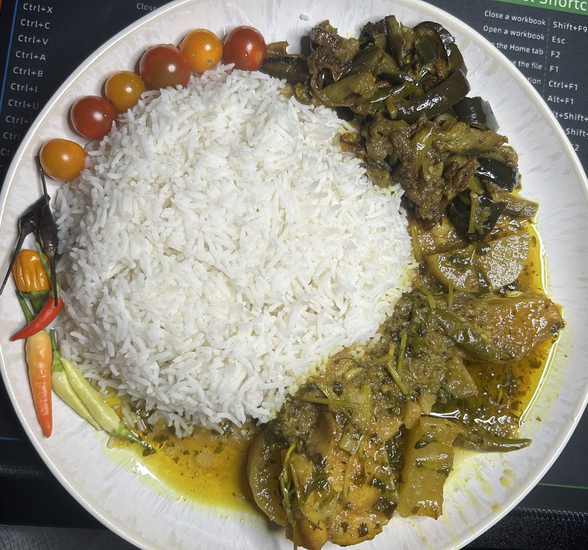 theAliHaydor's tweet image. #Bangladeshi Fish Curries with Rice
From the Garden - Tomatoes and Chillies
Music - Indian 🥰
#SouthAsianHeritageMonth
#SAHM25