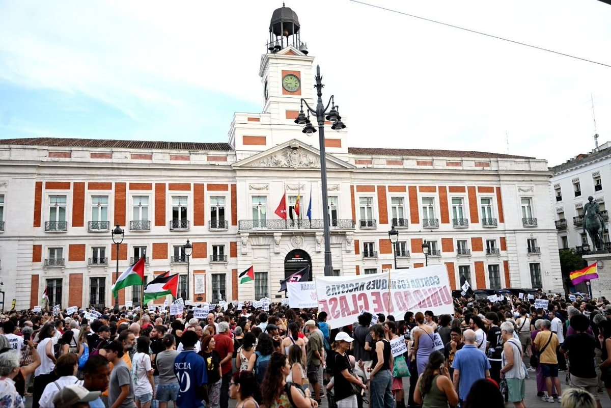 ionebelarra's tweet image. Ante el terrorismo racista alentado por la extrema derecha política y mediática, nos van a tener enfrente en las calles. ✊