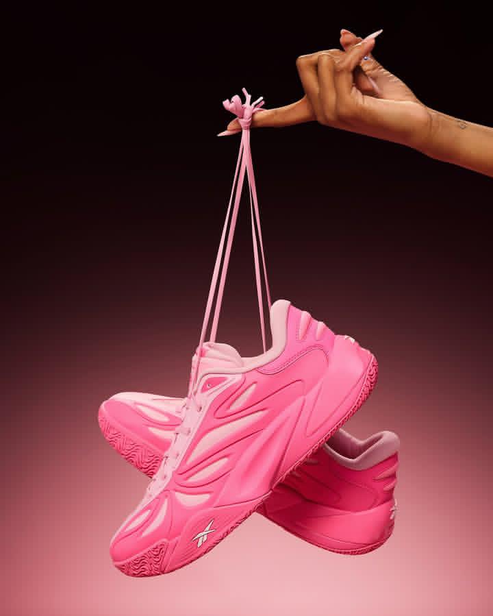 LaceLounge's tweet image. Angel Reese debuts her new Reebok Angel Reese 1 “Mebounds” colorway.

She’s not just making noise 🙉 she’s making history 💪
Most consecutive double-doubles &amp;amp; fastest to 600 PTS/600 REB in WNBA history 👏
#AngelReese #Reebok #Mebounds #WNBA #DoubleDoubleQueen