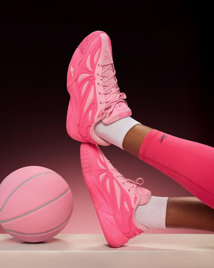 LaceLounge's tweet image. Angel Reese debuts her new Reebok Angel Reese 1 “Mebounds” colorway.

She’s not just making noise 🙉 she’s making history 💪
Most consecutive double-doubles &amp;amp; fastest to 600 PTS/600 REB in WNBA history 👏
#AngelReese #Reebok #Mebounds #WNBA #DoubleDoubleQueen