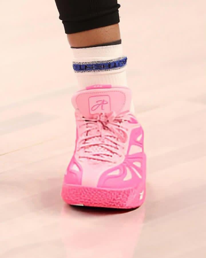 LaceLounge's tweet image. Angel Reese debuts her new Reebok Angel Reese 1 “Mebounds” colorway.

She’s not just making noise 🙉 she’s making history 💪
Most consecutive double-doubles &amp;amp; fastest to 600 PTS/600 REB in WNBA history 👏
#AngelReese #Reebok #Mebounds #WNBA #DoubleDoubleQueen
