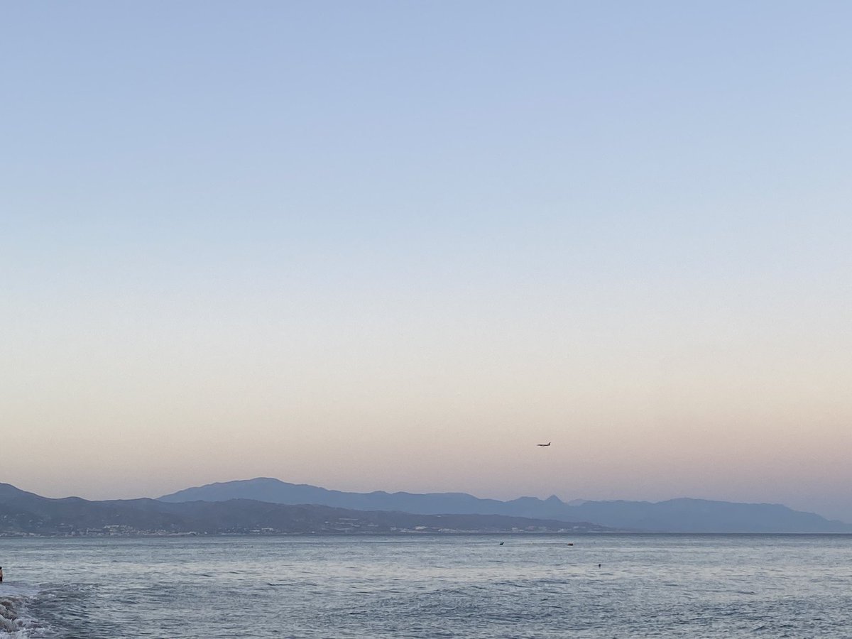 La belleza de los atardeceres con terral. Al fondo, La Maroma #Torremolinos