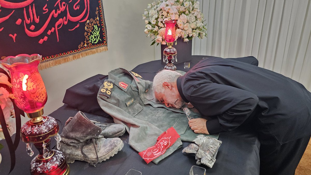 i_am__sarah's tweet image. وقتی احترامش رو با دلت نشون میدی❤️🩹
(لباس سردار شهید سلامی)