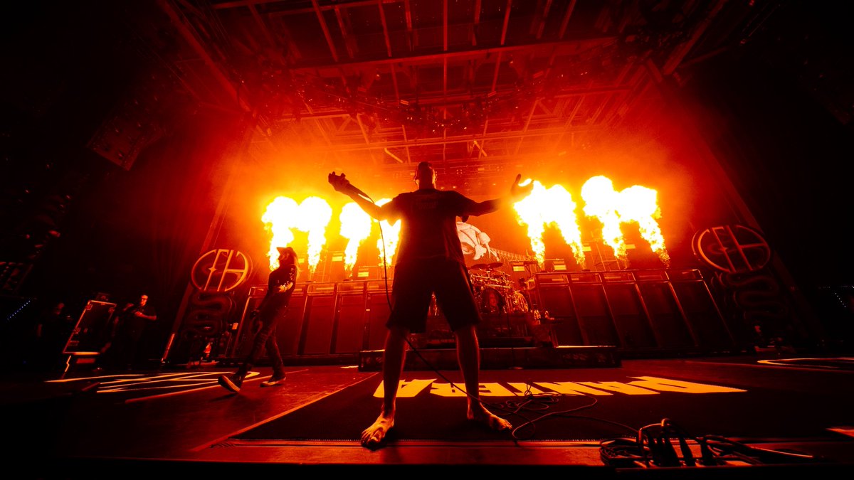 Pantera's tweet image. Another amazing show! Thank you #detroit.
See you in a few hours, #tinleypark
📷: @metaldavemedia
#pantera #ontour