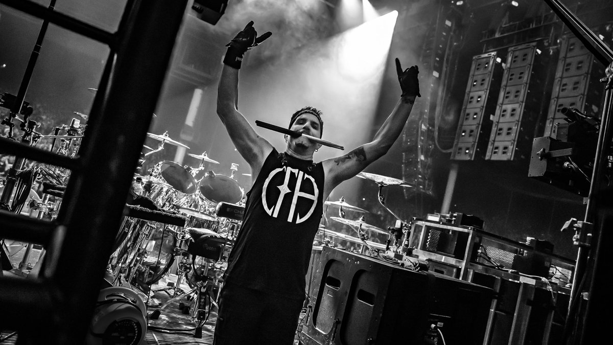 Pantera's tweet image. Another amazing show! Thank you #detroit.
See you in a few hours, #tinleypark
📷: @metaldavemedia
#pantera #ontour