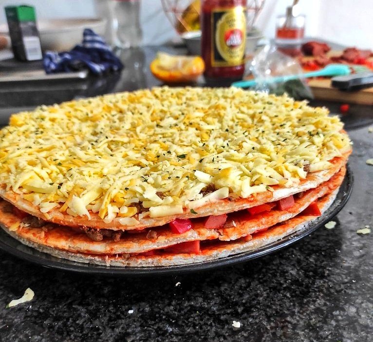 Perzarhos's tweet image. Three years ago, I conquered the ultimate triple-decker pizza challenge, and it was a masterpiece! 🍕 #PizzaPerfection #FoodieFlashback