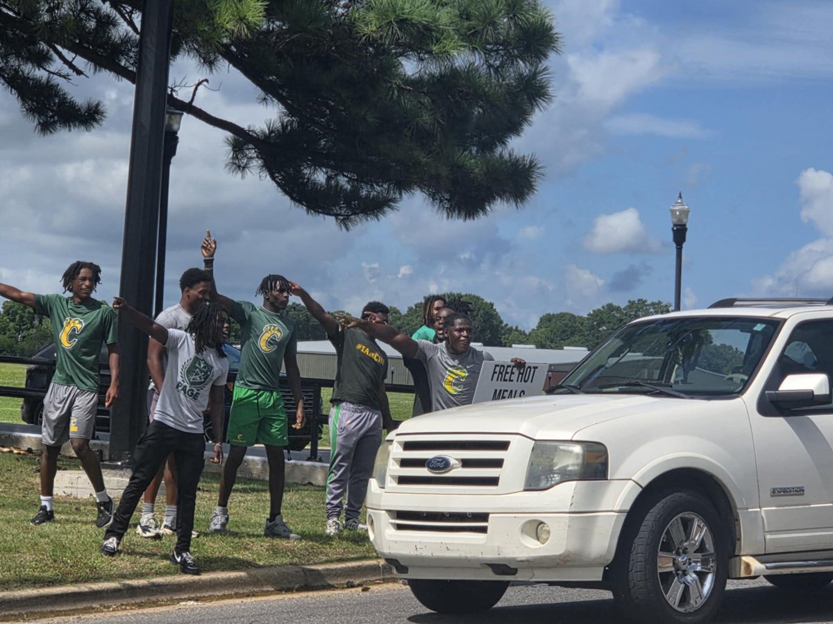 The team partnered with West AL Jubilee Comm. Assoc., Councilwoman Franetta Riley, Commissioner Carmen Moore Ziegler, &amp; the PAGE Foundation to pass out lunch plates in the community.

Proud of these young men! 🙌🏾🏈
#CarverFootball #GiveBack #MoreThanFootball