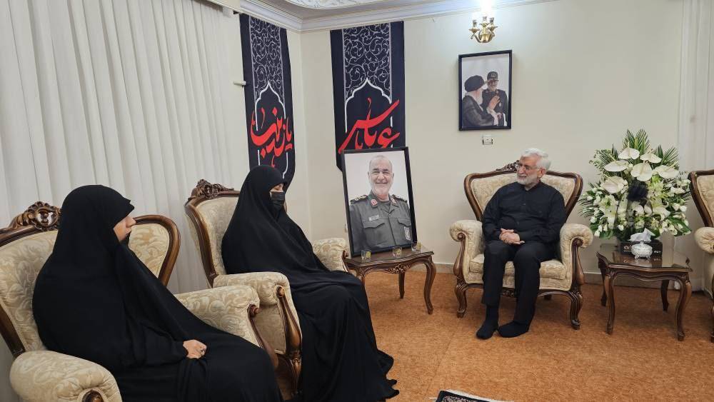 alirezasfn1's tweet image. چقدر جلیلی با احترام جلو خانواده شهید نشسته😍
پ.ن: جهت مزاح با یه سری از دوستان:))