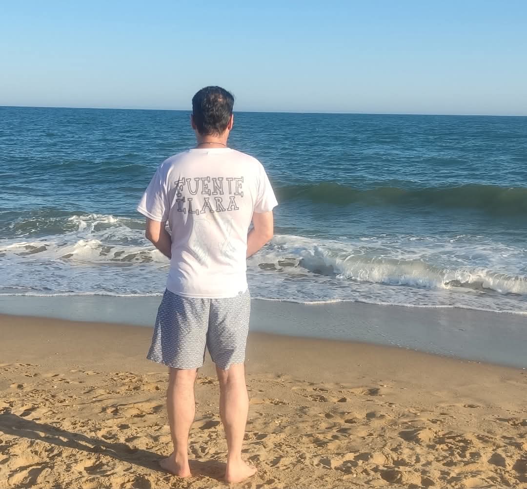 jcabram's tweet image. Mi ángel, te busco en la inmensidad del océano, en tu lugar favorito.
Te siento junto a mi, en el rugir de las olas que rompen en tu querida orilla.
Te veo en las imágenes de mi retina y en la memoria de mi cerebro.
Siento tu caricia cada vez que me envuelve el viento, sí, ese…