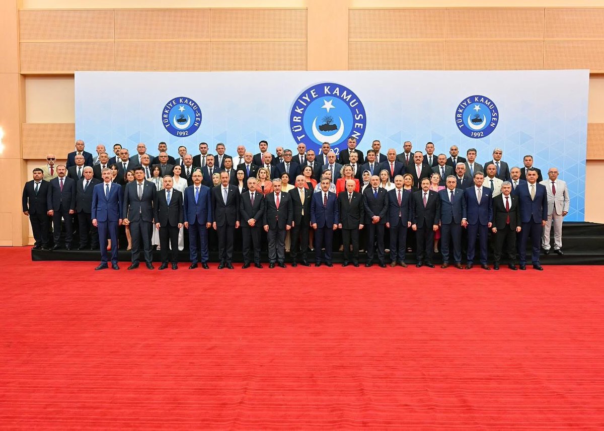 Konfederasyonumuzun kuruluşunun 33. yıldönümü münasebetiyle Milliyetçi Hareket Partisi Genel Başkanı Sayın Dr. Devlet Bahçeli beyefendi, Türkiye Kamu-Sen teşkilatımız ile bir araya geldi.
Türkiye Kamu-Sen ailesi adına nazik davetlerinden dolayı Genel Başkan sayın Devlet