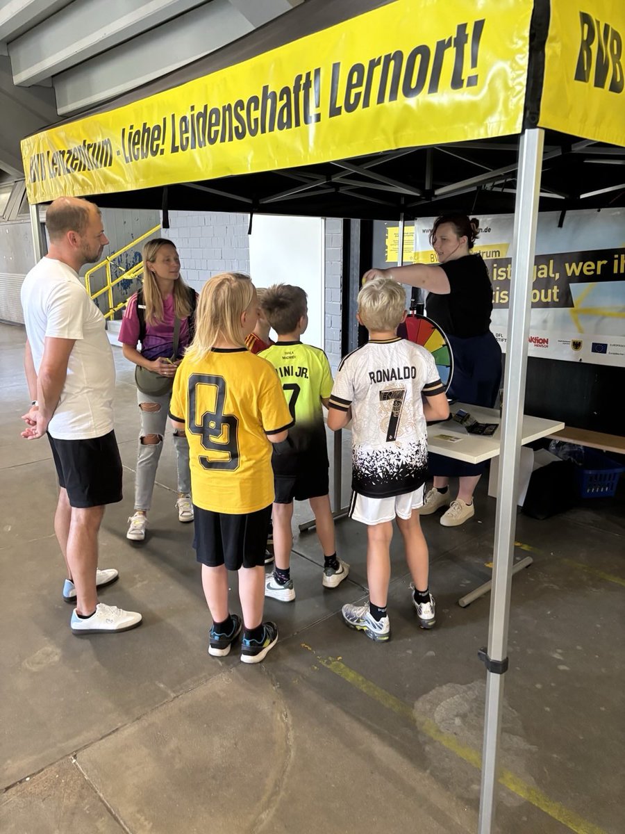 BVB-Lernzentrum (@bvb_lernzentrum) on Twitter photo Rege Betriebsamkeit herrschte an unserem Infostand mit dem beliebten „Glücksrad der Politischen Bildung“ beim heutigen Sport- und Fußball-Flohmarkt im <a href="/SIGNALIDUNAPARK/">SIGNAL IDUNA PARK</a> 🏟️ 💛🖤. Selbst Maskottchen Emma 🐝 gab sich die Ehre! Rege Betriebsamkeit herrschte an unserem Infostand mit dem beliebten „Glücksrad der Politischen Bildung“ beim heutigen Sport- und Fußball-Flohmarkt im <a href="/SIGNALIDUNAPARK/">SIGNAL IDUNA PARK</a> 🏟️ 💛🖤. Selbst Maskottchen Emma 🐝 gab sich die Ehre!