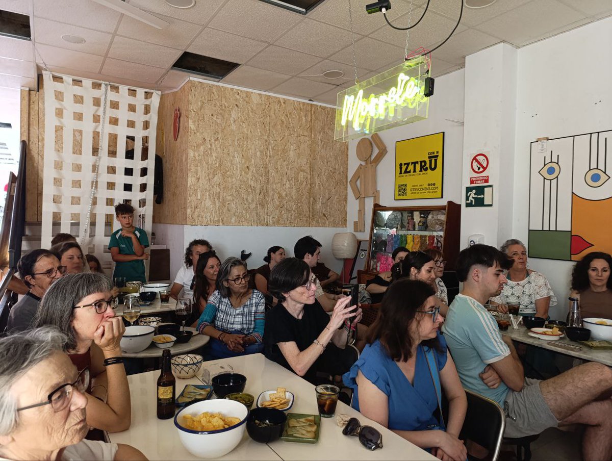 Pepitas editorial (@pepitaseditora) on Twitter photo 🎞Elena Correa con Jenifer Moreno hablando de «Niñas sucias» en el vermut literario organizado por <a href="/Aqueteleo/">Aqueteleo Itinerante</a> en Iztru Con Eñe de Arnedo.
*
Niñas sucias
Elena Correa
Coeditado con <a href="/los_aciertos/">los_aciertos_ediciones</a>
pepitas.net/libro/ninas-su… 🎞Elena Correa con Jenifer Moreno hablando de «Niñas sucias» en el vermut literario organizado por <a href="/Aqueteleo/">Aqueteleo Itinerante</a> en Iztru Con Eñe de Arnedo.
*
Niñas sucias
Elena Correa
Coeditado con <a href="/los_aciertos/">los_aciertos_ediciones</a>
pepitas.net/libro/ninas-su…