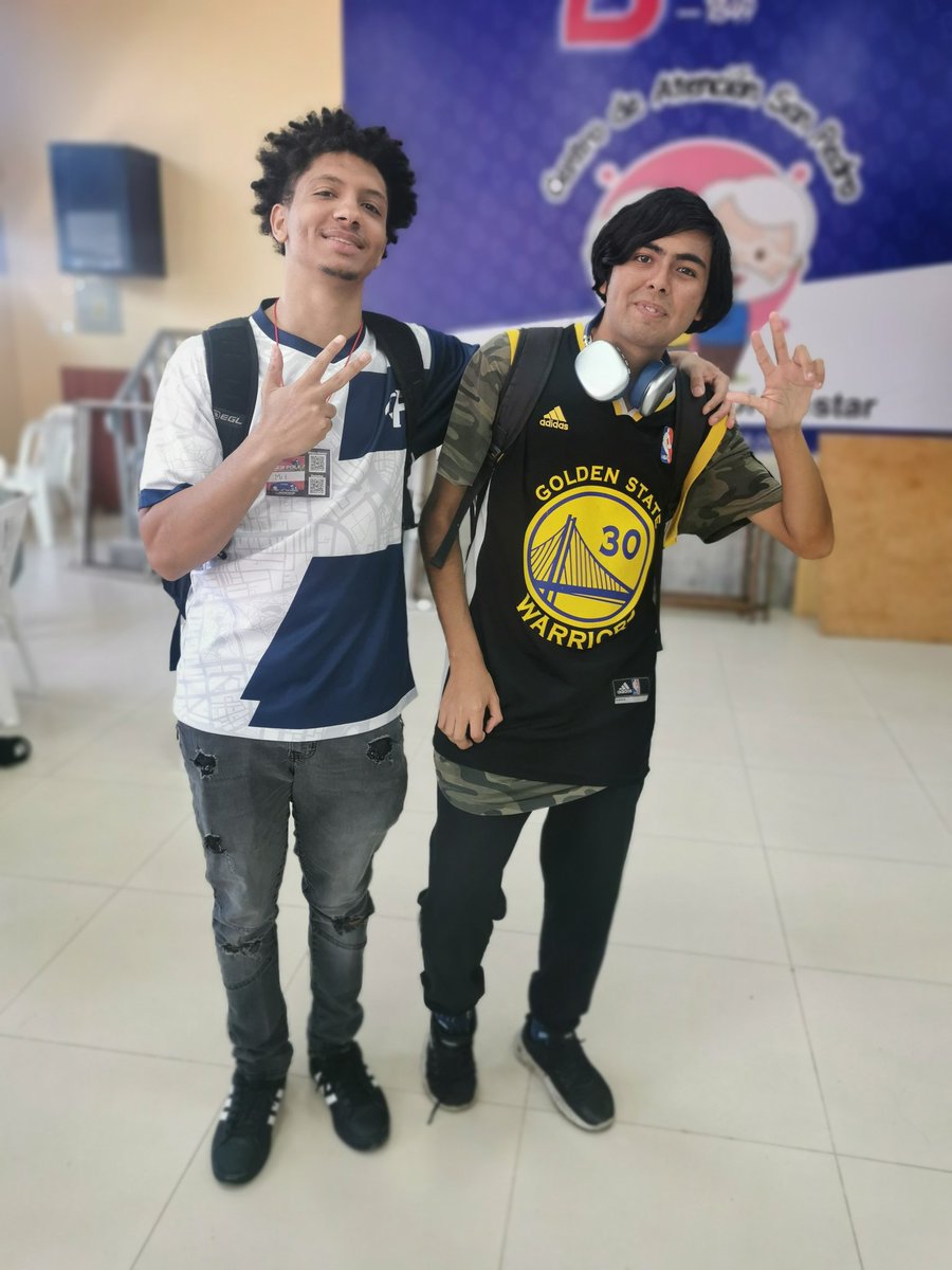 Todoroki_SSBU's tweet image. Finalmente Foto con el Goat @MreSSB
✨✨🥺🥺