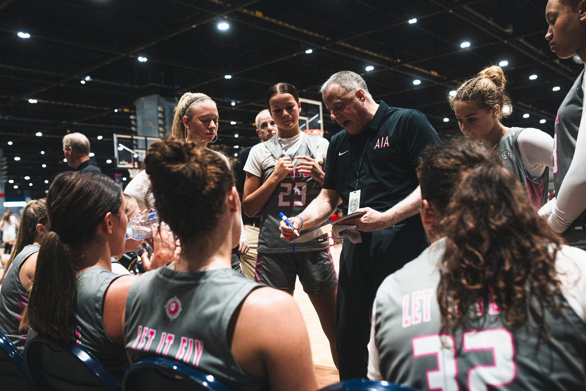 𝓝𝓘𝓚𝓔 𝓝𝓐𝓣𝓘𝓞𝓝𝓐𝓛𝓢
11th EYCL: 3-0 in Pool H 💪
Platinum Bracket at 4:00pm on MPN 1

#AttackFamily x #2025EYBL #NikeNationals