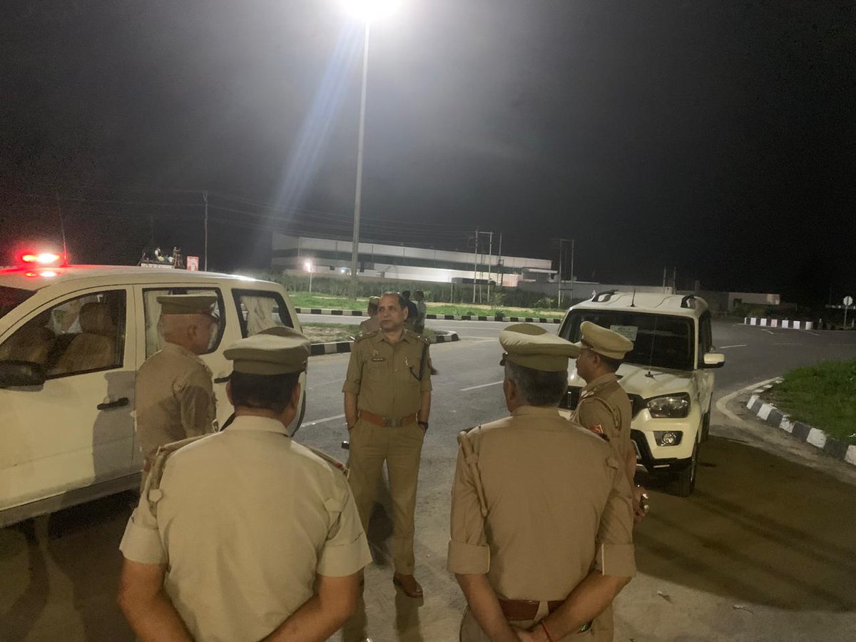 AspShamli's tweet photo. आज दिनाँक 20.07.2025 रात्रि को #ASPSHAMLI श्री सन्तोष कुमार सिंह द्वारा कावंड़ यात्रा वर्ष - 2025 को सकुशल सम्पन्न कराये जाने हेतु कॉवड़ मार्ग डियूटी पर लगे पुलिस बल को चैक कर ब्रीफ किया गया एवं आवश्यक दिशा-निर्देश दिये गये । @PoliceShamli @digsaharanpur @adgzonemeerut https://t.co/KfX8qSWXeW