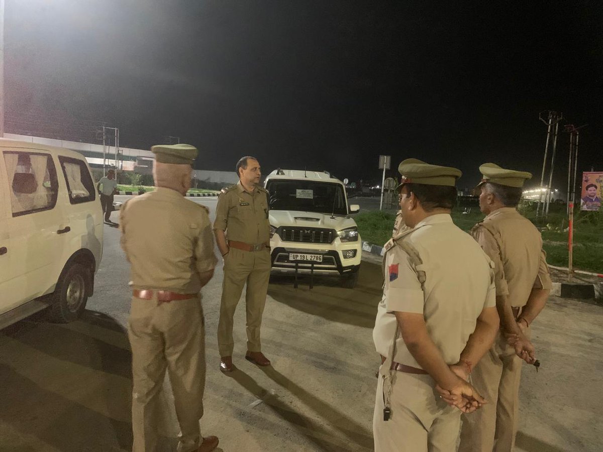AspShamli's tweet photo. आज दिनाँक 20.07.2025 रात्रि को #ASPSHAMLI श्री सन्तोष कुमार सिंह द्वारा कावंड़ यात्रा वर्ष - 2025 को सकुशल सम्पन्न कराये जाने हेतु कॉवड़ मार्ग डियूटी पर लगे पुलिस बल को चैक कर ब्रीफ किया गया एवं आवश्यक दिशा-निर्देश दिये गये । @PoliceShamli @digsaharanpur @adgzonemeerut https://t.co/KfX8qSWXeW