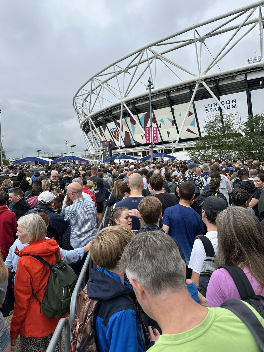 ECKYISTECHY's tweet photo. @BritAthletics a great event totally spoiled by the chaos of getting into the venue and then trying to get out and to a train station. How many times do we have events at this stadium and they still have you queuing for literally hours to get a train? https://t.co/IgOCz7z31e