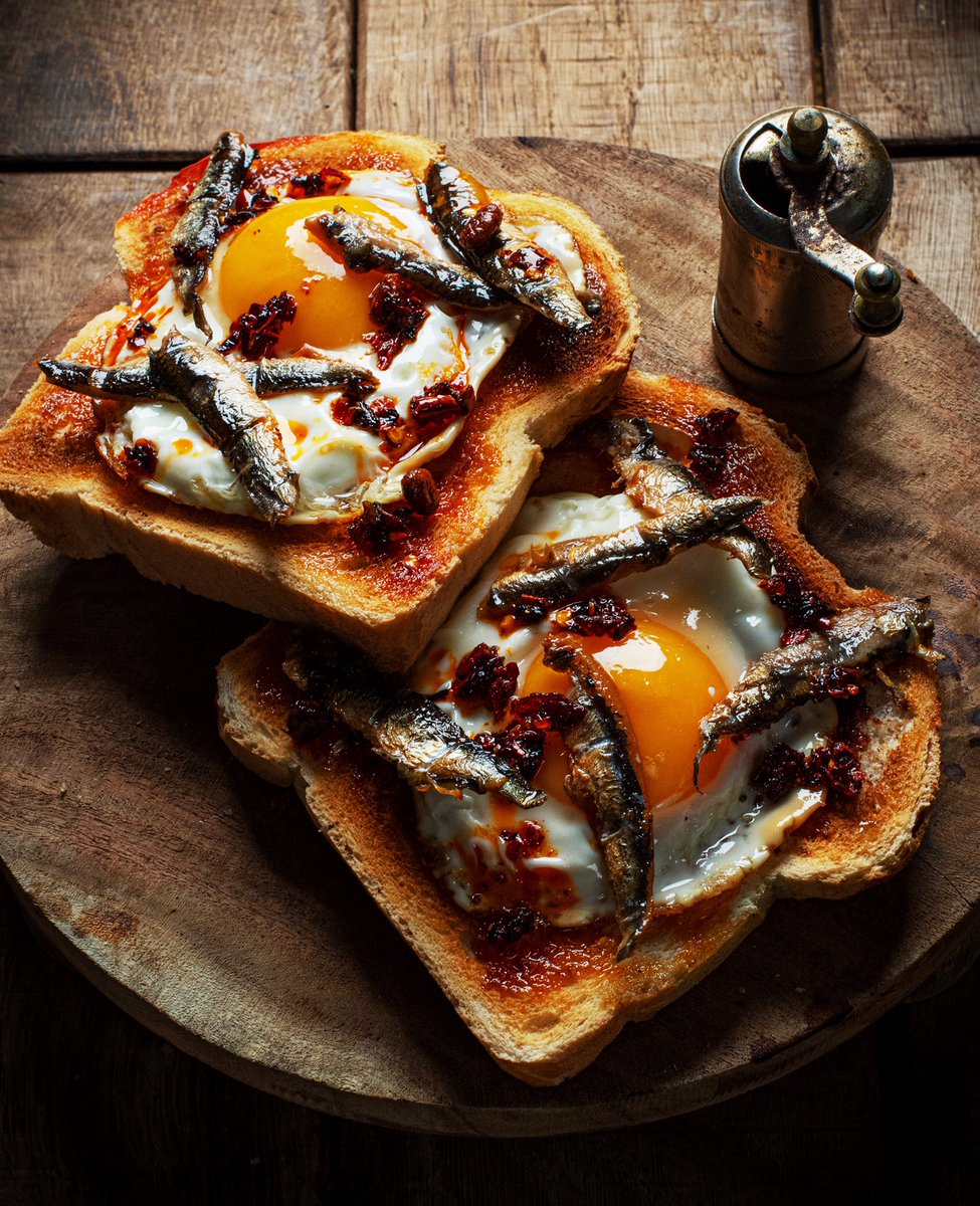 Movie Night: Gregory’s Girl (1980), with Eggs on Toast, Hot Smoked Anchovies and Lao Gan Ma. It’s not unlike Scotch Woodcock - a savoury dish, which I believe is first mentioned in Mrs Beeton’s Book of Household Management. #toast #Saturday