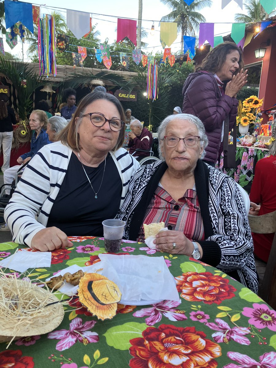 Simplesmente minha mae de 75 e minha vovó de 100 anos curtindo uma festa junina❤️