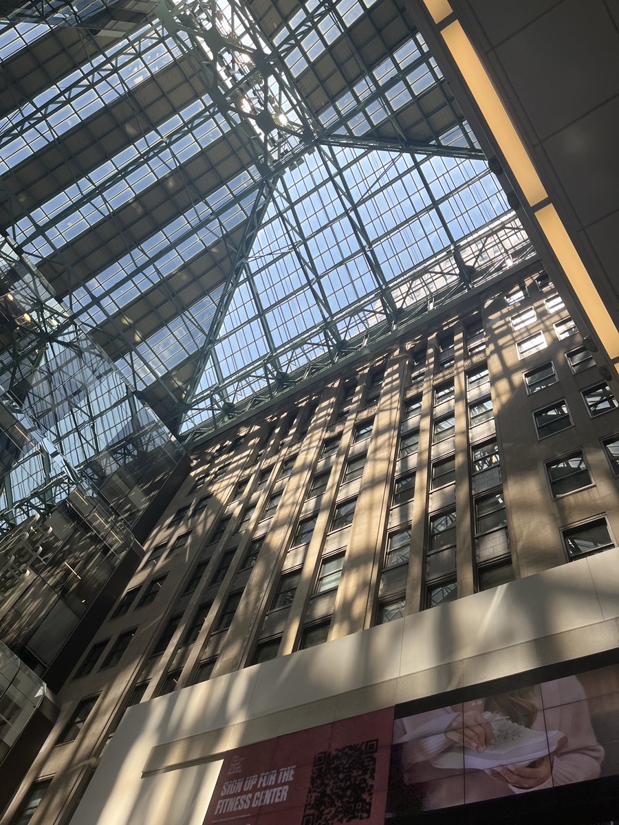 zyudhishthu's tweet image. Yesterday, I saw this stunning lobby on the back of the Board of Trade, designed by Helmut Jahn. Essentially grafted onto the former rear wall of the original Board of Trade building in 1980
Featuring a 30 foot tall, 95-year old mural of Ceres