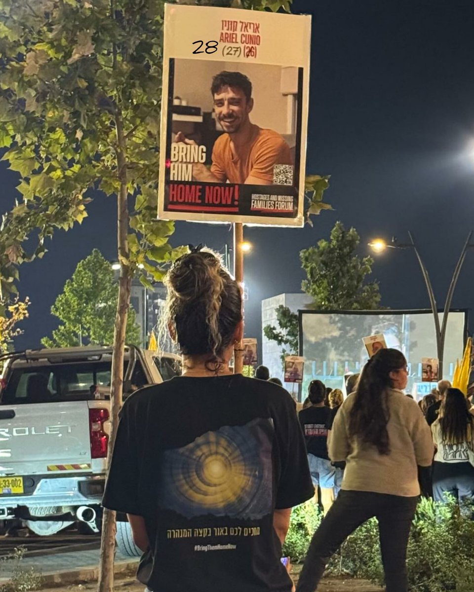 RazShechnik's tweet image. שורדת השבי ארבל יהוד בעצרת בכרמי גת, עם השלט של בן זוגה אריאל קוניו, שנחטף יחד איתה ב-7 באוקטובר. ארבל שרדה את השבי לבדה בגבורה עילאית, במשך 482 ימים. אריאל קוניו כבר 652 ימים בשבי חמאס. מגיע להם להתאחד מחדש.
מחכים לך אריאל. רק תחזיק מעמד 🤍
