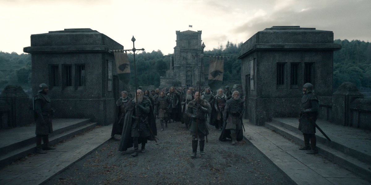 housethedragons's tweet image. EXCLUSIVO 🚨
Daemon Targaryen se reúne com os Lobos de Inverno e o exército das Terras Fluviais no final da temporada.
Em cenas filmadas ontem em Surrey, dirigidas por Andrij Parekh (ep8), Daemon desmonta de Caraxes e cavalga ao lado de Roderick Dustin e Oscar Tully.