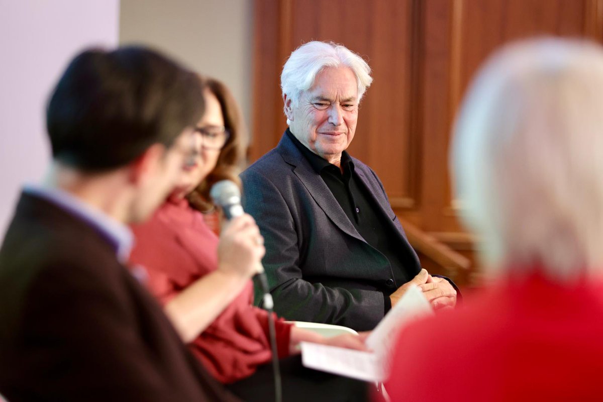 MacGillSchool's tweet image. Prof. Robertson @ihrobertson warns that lowering the barriers to presidential candidacy could open the door to manipulation.
He draws parallels with Brexit and the influence of social media in mobilising disillusioned voters. 🗳️
#macgill25 @NotreDame @NDIrishStudies