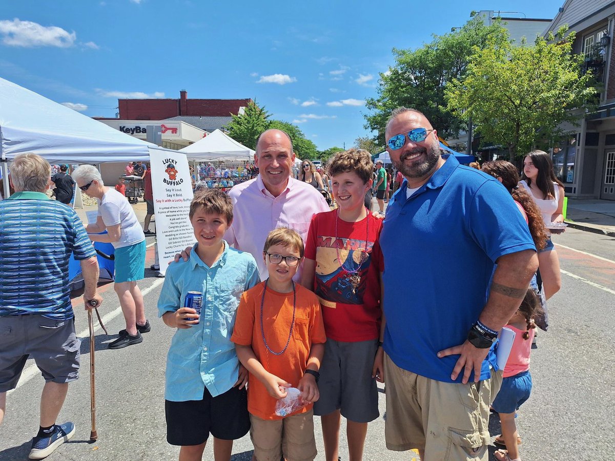 RepLangworthy's tweet image. Had a blast this afternoon at BurgerFest in Hamburg - celebrating the birthplace of the hamburger at the 1885 Erie County Fair! Great food, live music, & hometown pride made it a perfect day to celebrate tradition with family and friends.
Thanks to everyone who stopped to chat &…