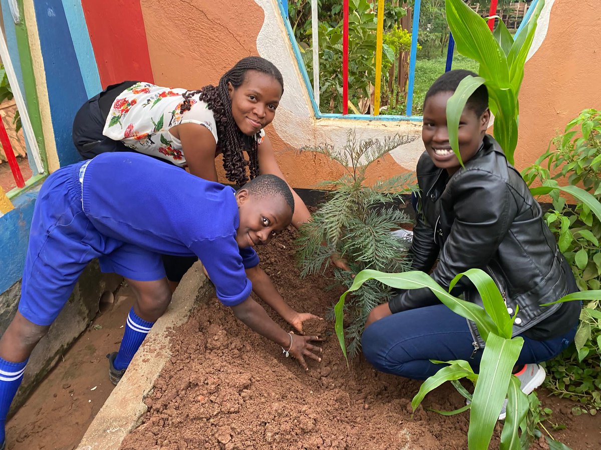 AFRIWISEFDN's tweet image. On #MandelaDay , we were pleased to have a chance to educate the students of @Oxfordnurseryandprimary school. They were so eager, ready and excited to share ideas on climate and environment related matters.
#AWF