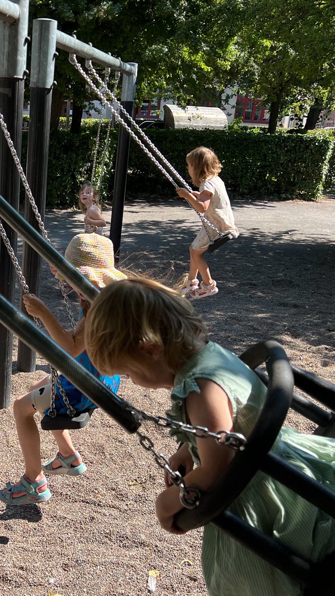 Har man overhovedet levet, hvis man aldrig har fortrængt en hel legeplads fra et firedoblet gyngesæt kun med éns egne biologiske arvinger, der kappes om éns opmærksomhed ved at råbe "søde, søde far, vil du ikke nok komme og skubbe mig!?"

Mand, jeg elsker Patriarkatet!