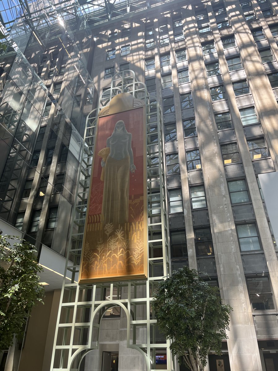 zyudhishthu's tweet image. Yesterday, I saw this stunning lobby on the back of the Board of Trade, designed by Helmut Jahn. Essentially grafted onto the former rear wall of the original Board of Trade building in 1980
Featuring a 30 foot tall, 95-year old mural of Ceres