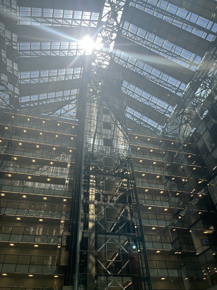 zyudhishthu's tweet image. Yesterday, I saw this stunning lobby on the back of the Board of Trade, designed by Helmut Jahn. Essentially grafted onto the former rear wall of the original Board of Trade building in 1980
Featuring a 30 foot tall, 95-year old mural of Ceres