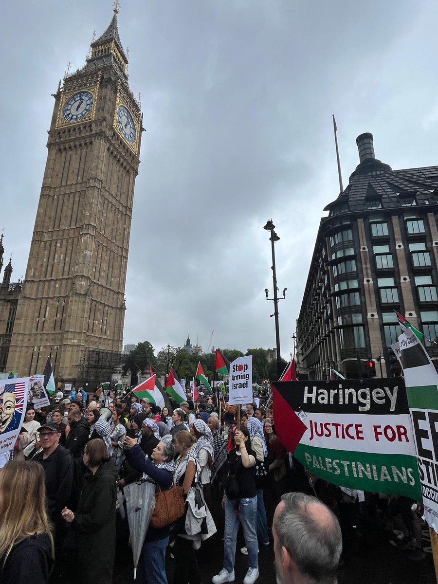 hjfpAizaria's tweet photo. Today we joined the national march with our banner despite the rain 🇵🇸
And it’s still huge.
Nothing will stop us.
Free Palestine.
#NationalMarch #CeasefireNow #FreePalestine #StopArmingIsrael #LondonProtest #BDS https://t.co/SuqoxgG7S1