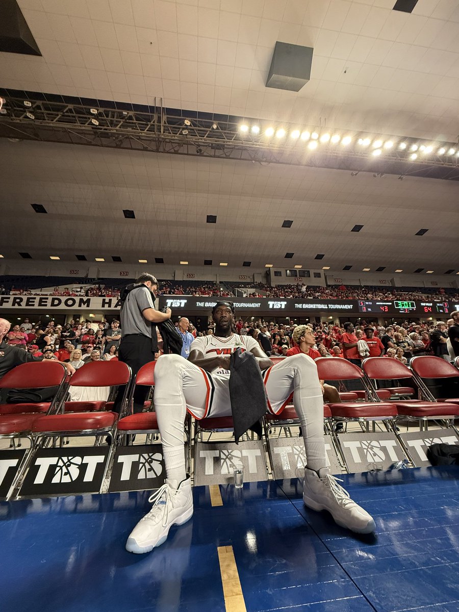 vincewolfram15's tweet image. The man in the arena, Montrezl Harrell, was in TAKEOVER MODE today in TBT:
25 PTS, 12 REB, 3 STL in 29 minutes. @WLKY