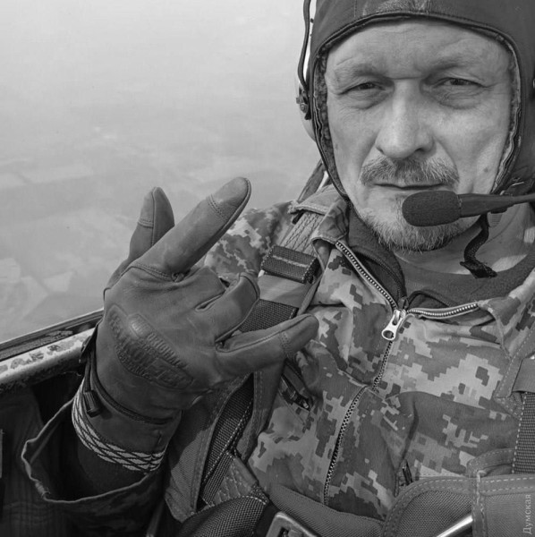 Дехинзиризировался об "Герань".
Украинский летчик полковник Констатин Оборин и сержант-стрелок Роман Куценко занимались фигурным онанизмом над Одессой - летчик догонял БЛА "Герань" нап Як-52, а стрелок обстреливал в упор из автомата. Оператор Герани активировал самоликвидацию, и