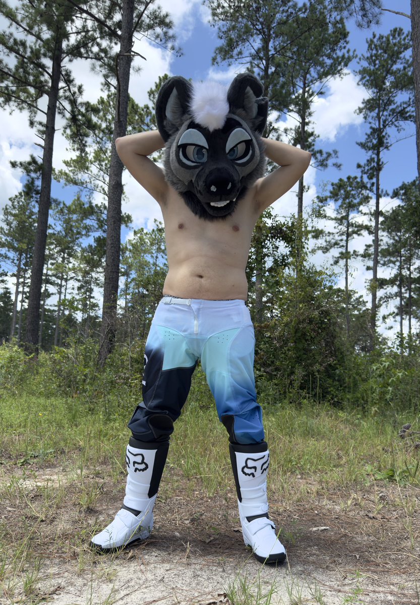 TalzinYeen's tweet image. Gotta let em breathe sometimes~
Really love how these pants and boots look