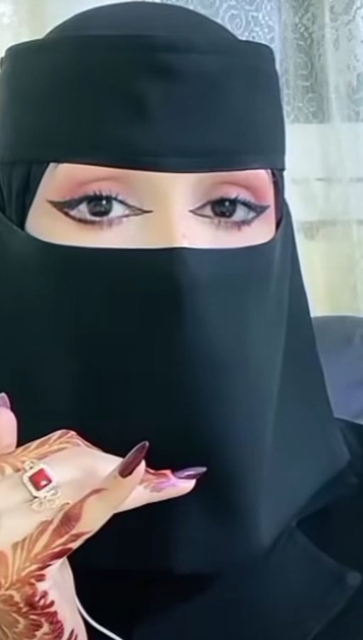 سؤال 
هل تقبل الزواج من امرأه لا تنجب؟🌹