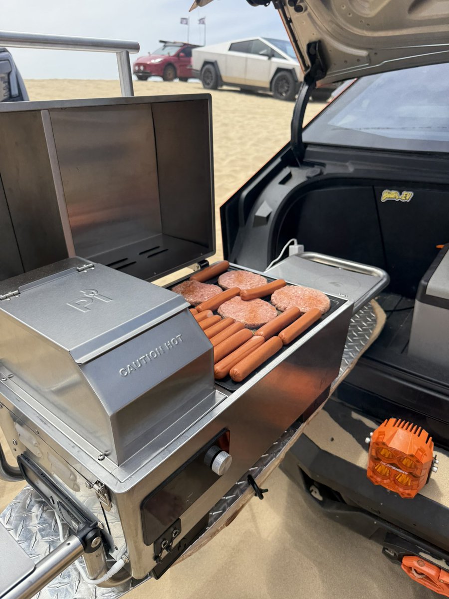 BLKMDL3's tweet image. Grilling up hot dogs and hamburgers powered by @cybertruck in the middle of the sand dunes miles away from any power.
PowerShare FTW