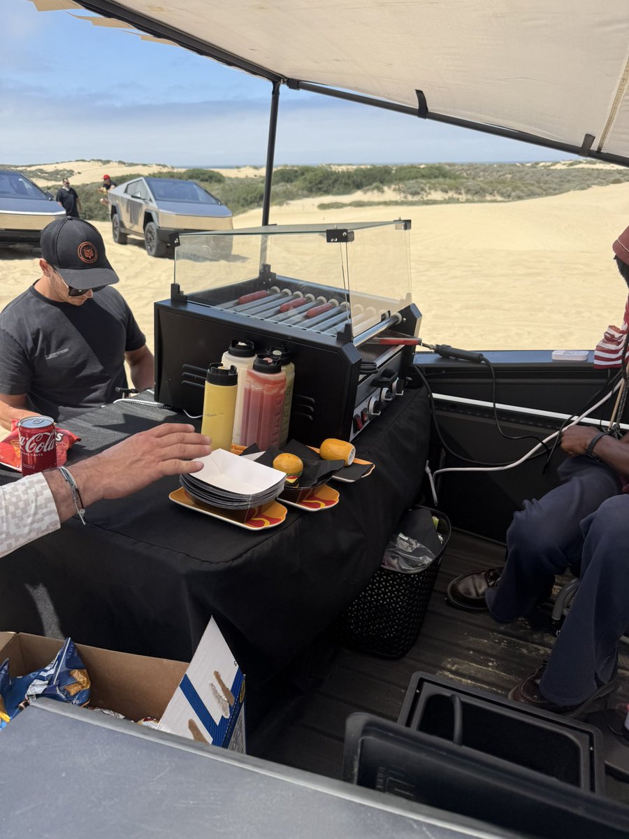 BLKMDL3's tweet image. Grilling up hot dogs and hamburgers powered by @cybertruck in the middle of the sand dunes miles away from any power.
PowerShare FTW
