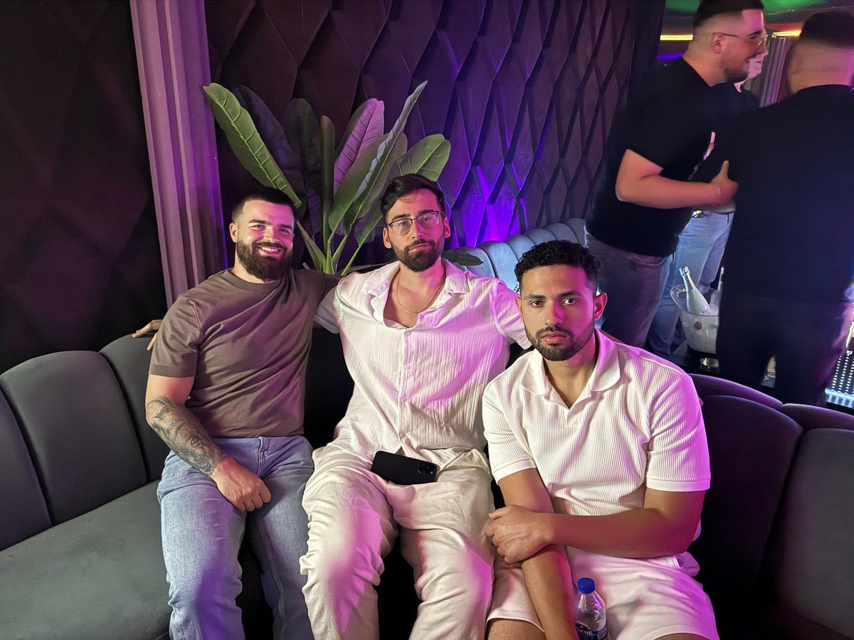 haaaaandrew's tweet image. 3 headed 🐐
