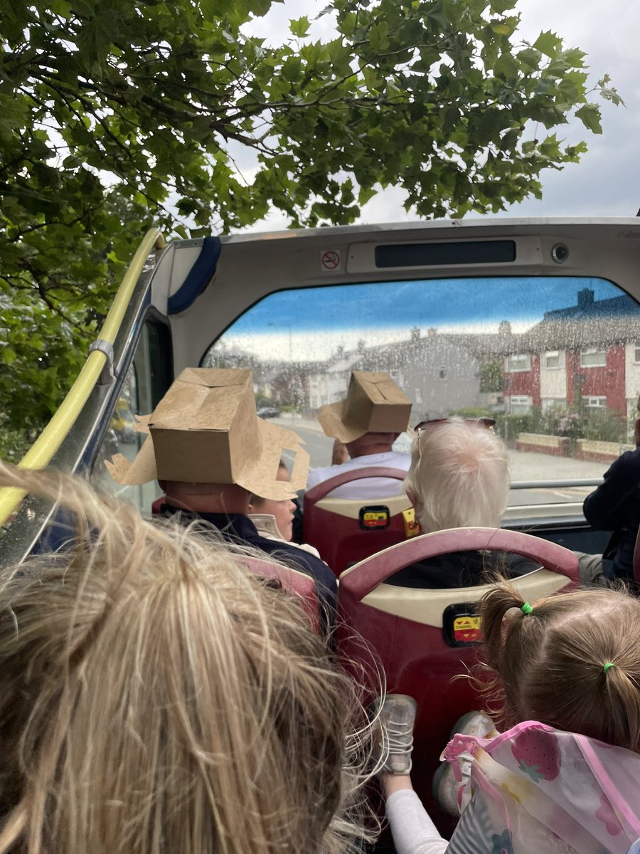 Cee__Car's tweet image. The @TheFlorrie bus tour! Fab day singing our heads off in the rain 😂