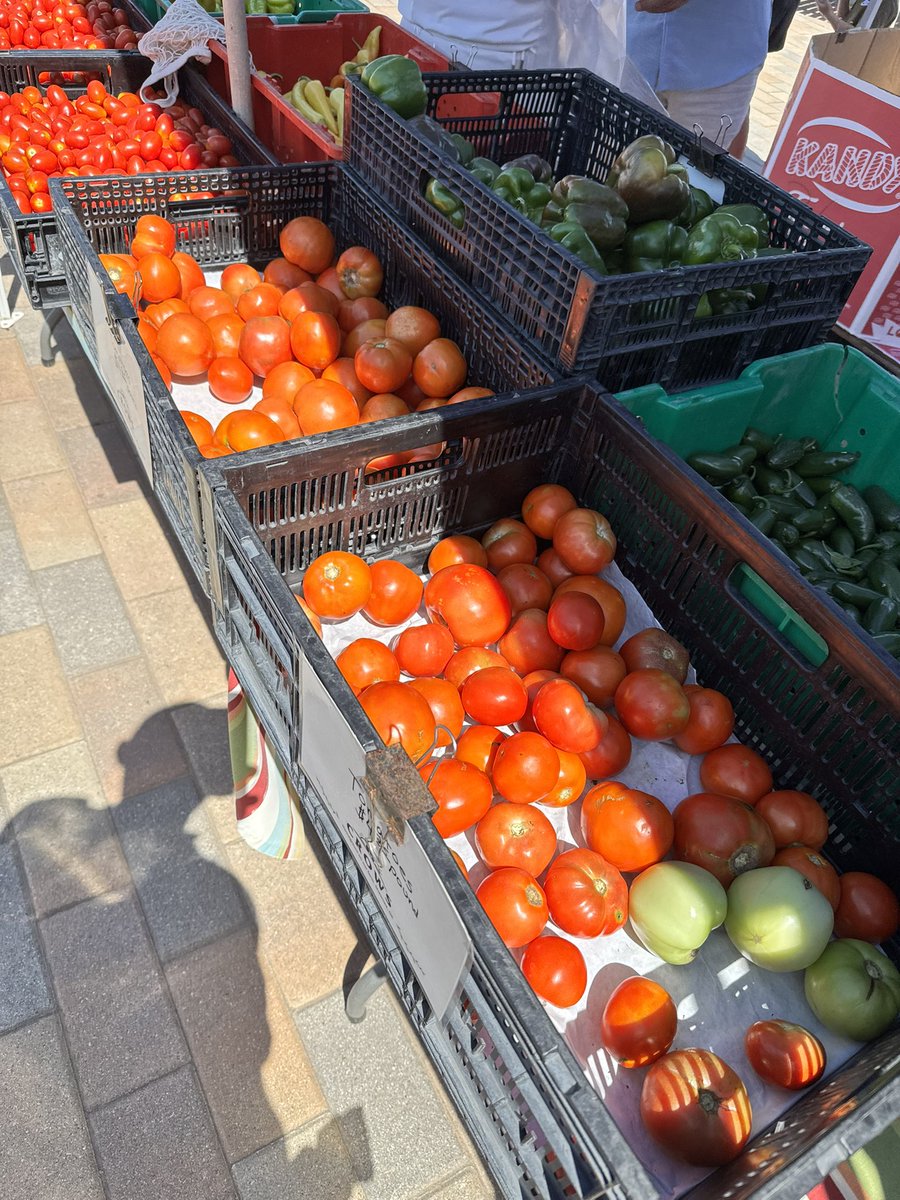 dafiercediety's tweet image. Started the weekend with a flat tire, then my jack broke so I couldn’t fix it.
Fortunately the neighborhood farmer’s market still had good stuff. Then me & Mrs Deity got some fire chicken and Mac & cheese balls from a food truck on the walk home, Saturday officially salvaged