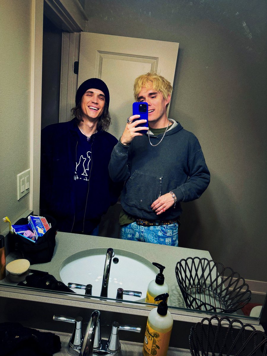 awsten's tweet image. WHAT’S UP? I’M AWSTEN. HE’S OTTO. WE SAW YOU FROM ACROSS THE BAR AND REALLY LIKED YOUR RED GUITAR.
STREAM IT NOW: open.spotify.com/playlist/4o8aj…