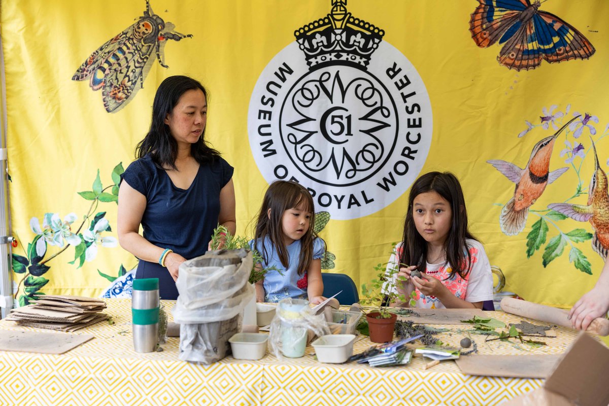 TheMoRW's tweet photo. Art Explorers Family Workshop ⚱️
🗓️Tuesday 29 July ⏰10 am - 2pm
Make memories and masterpieces with your family! 👨👩👧👦
Join us for some fun activities!
🏺Clay-modelling
🎨 Fabric printing
🖌️Drawing
🧑🎨And more!
https://t.co/srCvh2ZYAD
#VisitWorcester #summeractivity https://t.co/XDRi1wouja