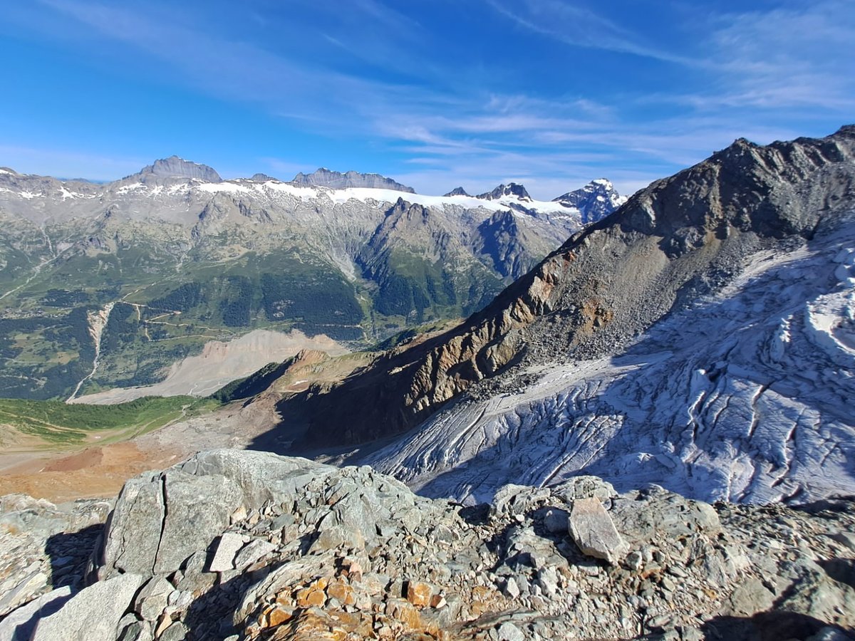 subfossilguy's tweet image. Blatten, yesterday! 😰
2 MONTHS after the disaster, incredible pics of what the valley looks like from slightly W of the collapsed Birch Glacier! 🧊🌊
Lonza starts braiding on deposit, new roads have been blazed, and lake level has not dropped much
📷 F. Magnin @edytem_fr