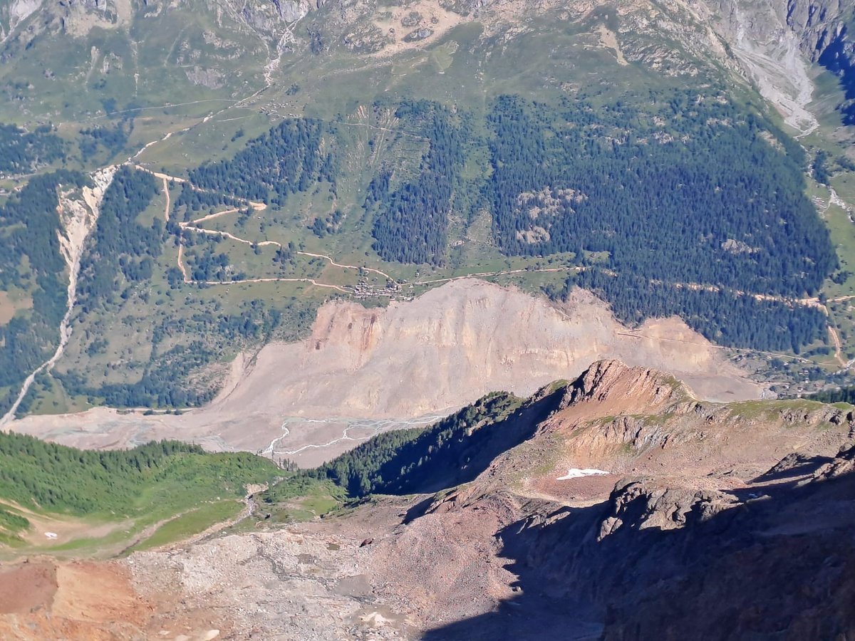 subfossilguy's tweet image. Blatten, yesterday! 😰
2 MONTHS after the disaster, incredible pics of what the valley looks like from slightly W of the collapsed Birch Glacier! 🧊🌊
Lonza starts braiding on deposit, new roads have been blazed, and lake level has not dropped much
📷 F. Magnin @edytem_fr