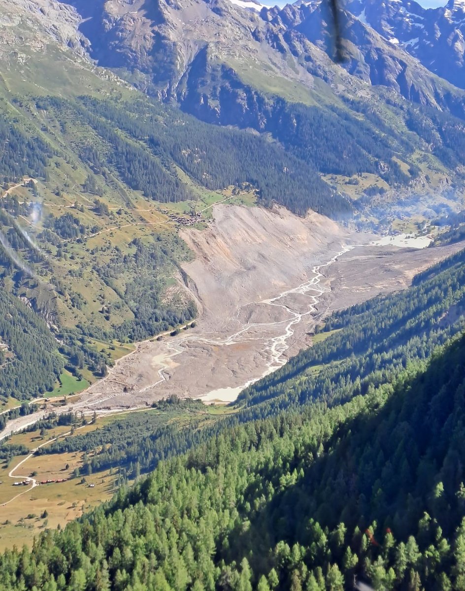 subfossilguy's tweet image. Blatten, yesterday! 😰
2 MONTHS after the disaster, incredible pics of what the valley looks like from slightly W of the collapsed Birch Glacier! 🧊🌊
Lonza starts braiding on deposit, new roads have been blazed, and lake level has not dropped much
📷 F. Magnin @edytem_fr