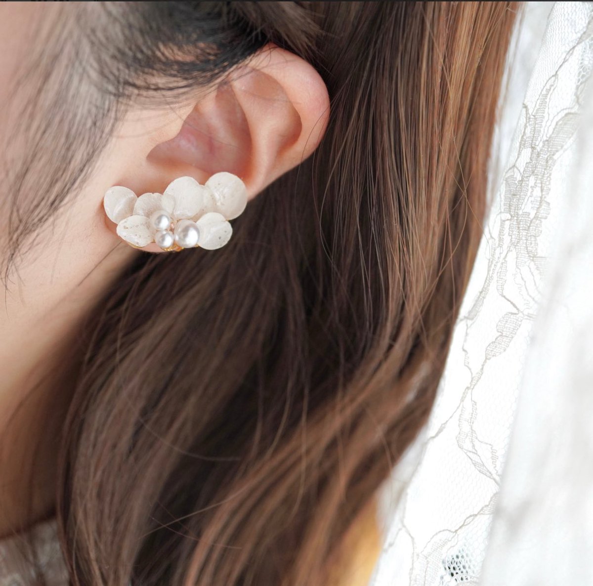atelier_mim1's tweet photo. 【新作】Perle blanche｜純白

耳元にそっと咲く、  
白い紫陽花と、ひとしずくのパール。

まるで空気にとけるような静けさと、  
やさしく光を集める透明感。

Maison de mimiより、  
心に寄り添うイヤークリップができました💐

#Maisondemimi 
#handmadeearrings 
#botanicaljewelry https://t.co/uzq1RdmqK5