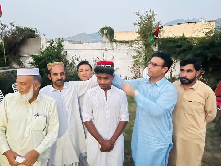 آج  ہمارے حجرے میں اقلیتی برادری کی شمولیتی تقریب اقلیتی برادری نے مختلف جماعتوں سے مستعفی ہو کر پی پی پی میں شمولیت اختیار کی (کے پی کے,لوئر دیر   تحصیل کے تمرگرہ) 🇱🇾✌