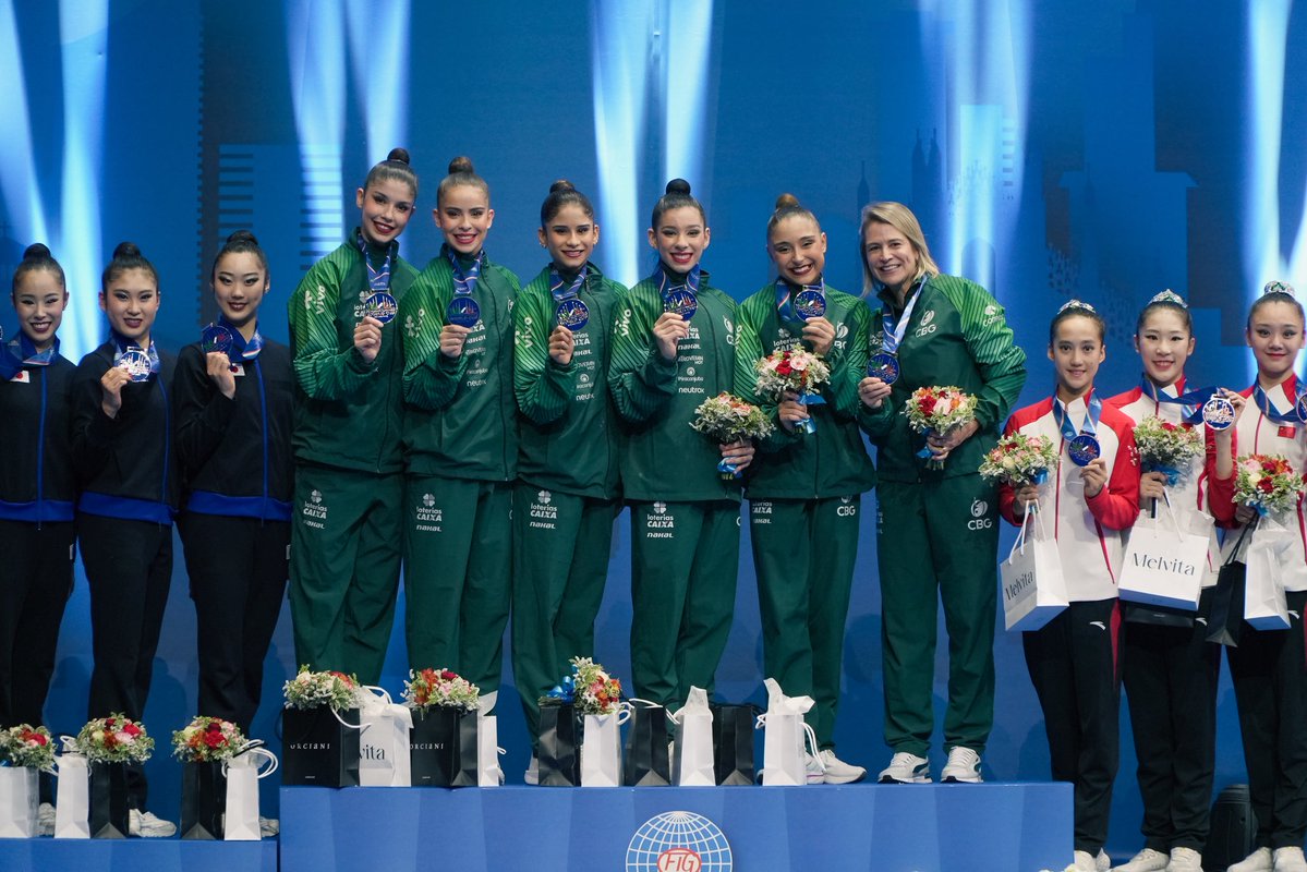 cbginastica's tweet image. É ISSO, meus amigos! Nossa Seleção de Conjunto 🇧🇷 acaba de se proclamar CAMPEÃ GERAL da Copa do Mundo de Milão, na Itália! Um resultado HISTÓRICO!!!! 🏆🥇🏆🥇🏆
Justamente na prova olímpica, que é a somatória das séries de fitas (25.950) + arcos e bolas (26.900), nosso time fez…